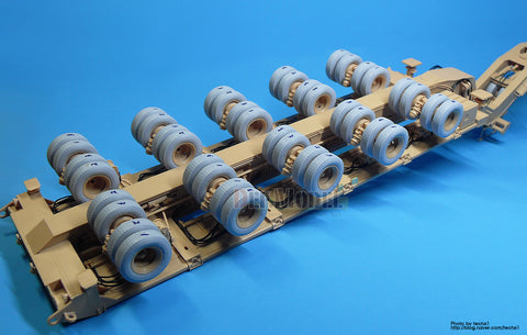 DEFモデル DW35020 1/35 現用 アメリカ M1070&M1000 重装備運搬車 自重変形タイヤセット(ホビーボス 85502用)(M1070用8個+スペアタイヤ1個,M1000用40個+スペアタイヤ2個入り,マスキングシール付き)(限定生産)