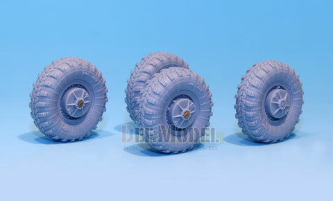 DEFモデル DW35041 1/35 現用 ソビエト/ロシア BRDM-2/3 偵察戦闘車 自重変形タイヤセット(トランペッター用)(2種各2個入り,マスキングシール付き)