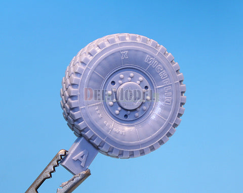 DEFモデル DW35049 1/35 現用 アメリカ Mk.23 MTVR 汎用トラック 自重変形タイヤセット(トランペッター用)(3種各2個+スペアタイヤ1個入り,マスキングシール付き)