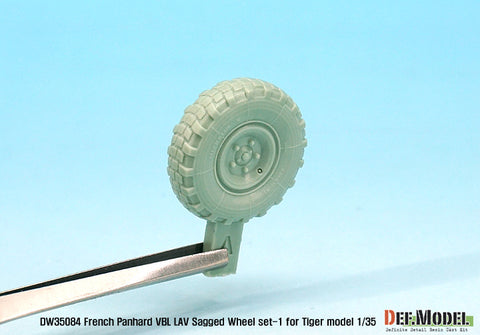 DEFモデル DW35084 1/35 現用 フランス パナール VBL 装甲車 自重変形タイヤセット(1)(タイガーモデル用)(4種各1個,マスキングシール付き)