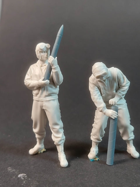 パンツァーアート FI35-186 1/35 WWIIアメリカ 76mm砲弾を搭載中のアメリカ戦車兵 2体セット