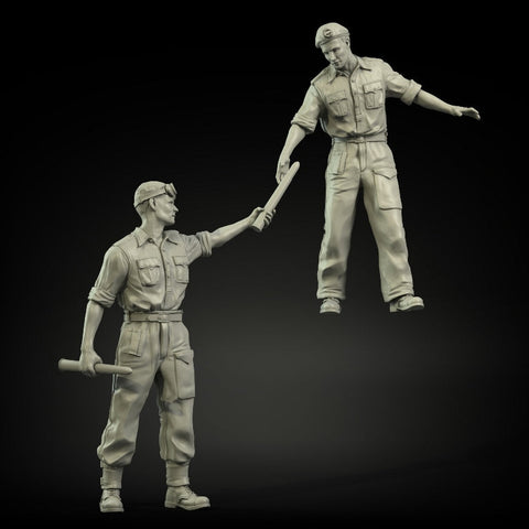 パンツァーアート FI35-032 1/35 WWIIイギリス 戦車兵 北アフリカ 2ポンド砲弾積載中の兵士2体
