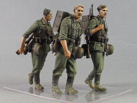 タンクモデル T-35080 1/35 "バルバロッサ作戦" ドイツ歩兵 "Torn Fu D2"無線機 3体
