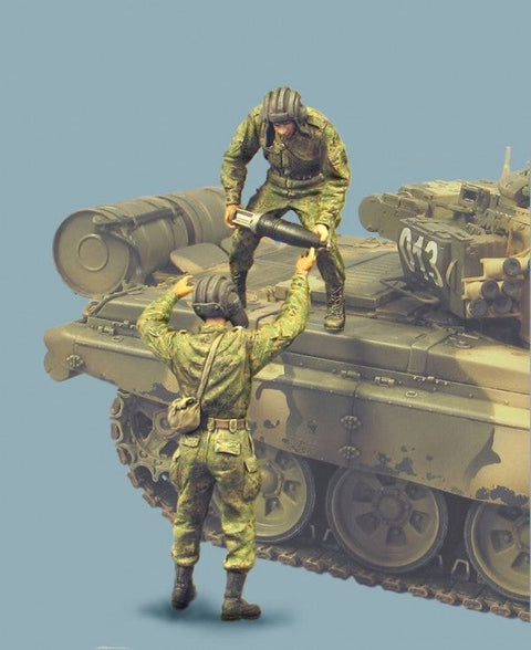 タンクモデル T-35184 1/35 現用ロシア 戦車兵(砲弾運搬)2 2体
