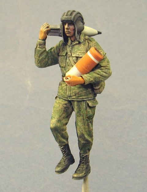 タンクモデル T-35185 1/35 現用ロシア 戦車兵(砲弾運搬)