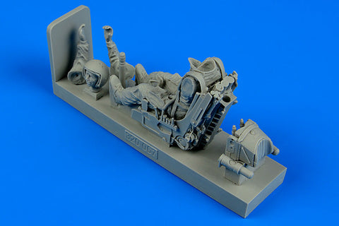 エアロボーナス 320067 1/32 ソビエト 戦闘機 パイロット w/ Su-27用イジェクションシート