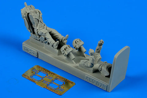 エアロボーナス 480079 1/48 MiG-25 パイロット 着座姿勢
