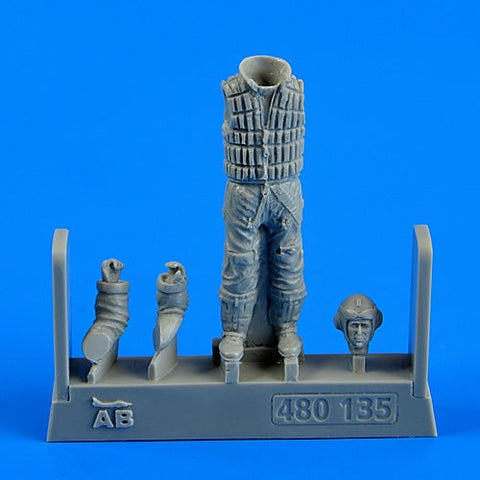 エアロボーナス 480135 1/48 WWII ドイツ空軍 パイロットフィギュア w/救命胴衣