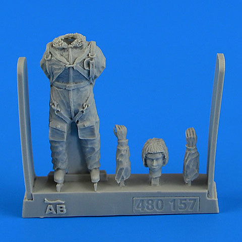 エアロボーナス 480157 1/48 WWII ソビエト空軍 女性 パイロットw/パラシュート