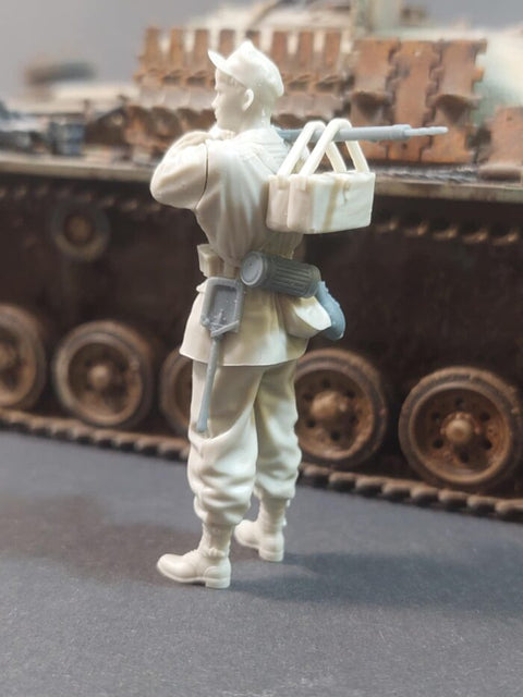 パンツァーアート FI35-221 1/35 WWIIドイツ 武装親衛隊MG42 弾薬運搬兵