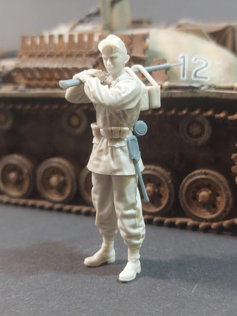 パンツァーアート FI35-221 1/35 WWIIドイツ 武装親衛隊MG42 弾薬運搬兵