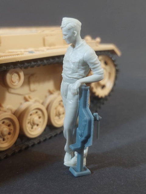パンツァーアート FI35-238 1/35 WWIIドイツ 戦車兵 修理中No.1