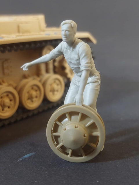 パンツァーアート FI35-239 1/35 WWIIドイツ 戦車兵 修理中No.2