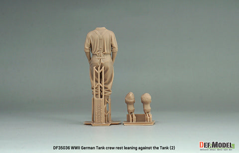 DEFモデル DF35036 1/35 WWII ドイツ軍戦車兵：ティーガーI型の前で寄りかかって休息する姿 (フィギュア1体、頭部2種)