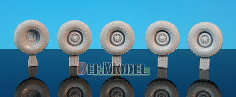 DEFモデル DW35027 1/35 現用 アメリカ RSOV(レンジャー特殊車両)ランドローバー・ディフェンダー 自重変形タイヤセット(MT(泥濘地用タイヤ))(ホビーボス 82449用)(2種各2個+スペアタイヤ1個入り,マスキングシール付き)