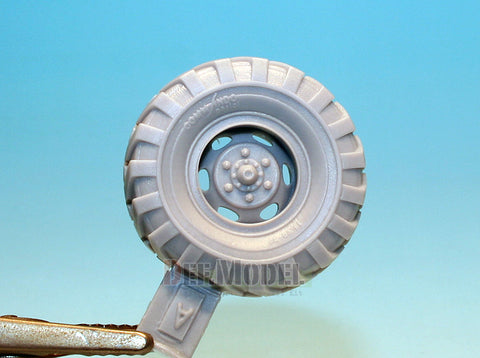DEFモデル DW35037 1/35 現用 アメリカ U.S M706(V100) コマンドウ 装輪装甲車 自重変形タイヤセット(ホビーボス用)(4種各1個入り,マスキングシール付き)