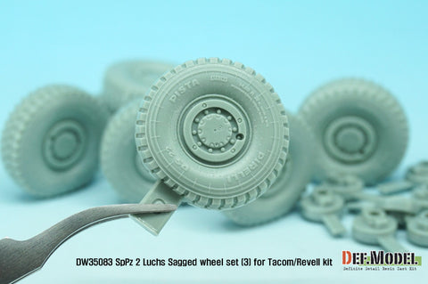 DEFモデル DW35083 1/35 現用 ドイツ SpPz2 ルクス 8輪装甲車 自重変形タイヤセット(3)(ピレリ)(タコム/レベル用)(4種各2個,マスキングシール付き)