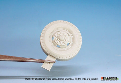 DEFモデル DW35108 1/35 現用 アメリカ M54A2 トラック 自重変形フロントタイヤセット(1)(民生型 ベトナム戦争)(AFVクラブ用)(2個+スペアタイヤ2個入り,マスキングシール付き)