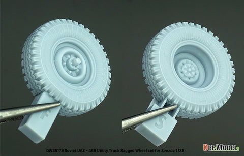 DEFモデル DW35179 1/35 現用 ソビエト/ロシア UAZ-469 小型軍用車 自重変形タイヤセット(ズベズダ用)(2種各2個+スペアタイヤ1個入り,マスキングシール付き)