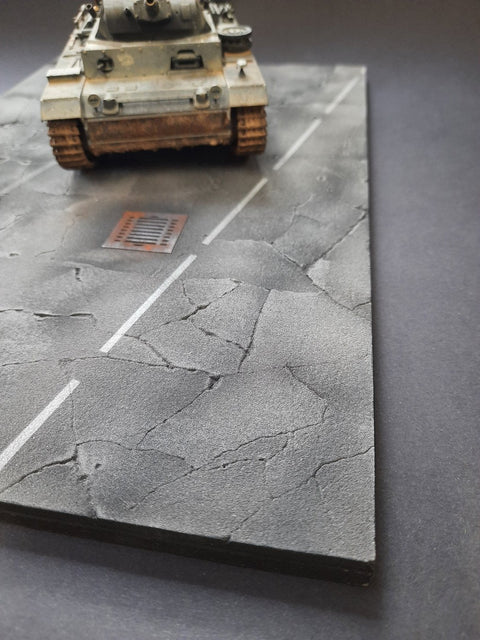 リアリティインスケール 35306 1/35 歩道とマンホールが別にあるひび割れたアスファルト道路