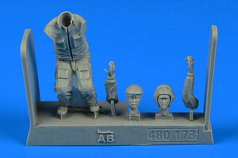 エアロボーナス 480173 1/48 ロシア空軍 飛行機整備士 (冷戦時代) 2