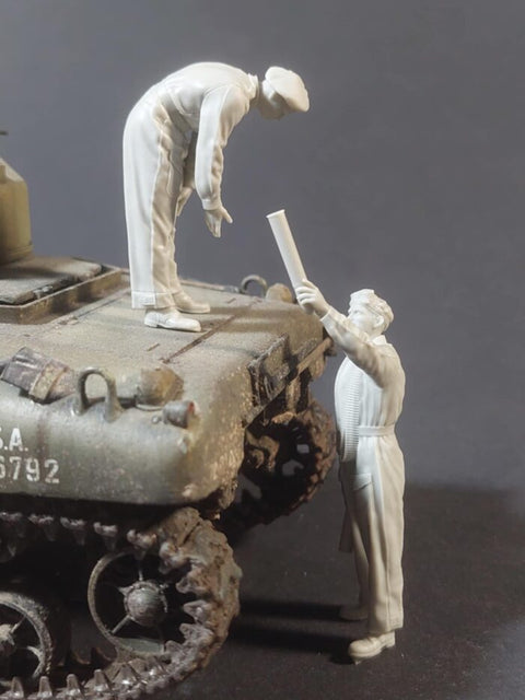 パンツァーアート FI35-234 1/35 WWIIイギリス 戦車兵 75mm砲弾搭載中 2体セット