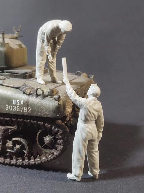 パンツァーアート FI35-234 1/35 WWIIイギリス 戦車兵 75mm砲弾搭載中 2体セット