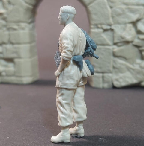 パンツァーアート FI35-248 1/35 WWIIドイツ 降下猟兵 MG34 弾薬運搬手